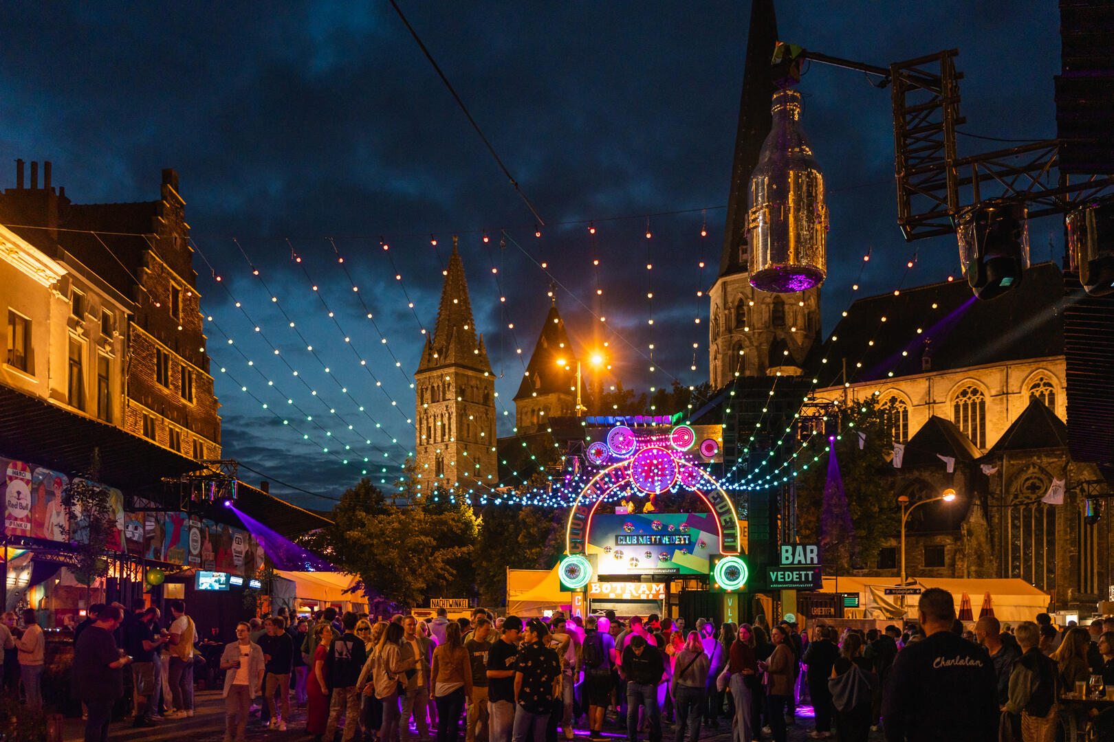 23:42 · disco bottle valt aan